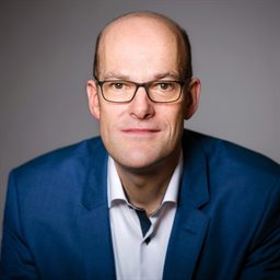 Portrait photo of Dr. Georg Rau